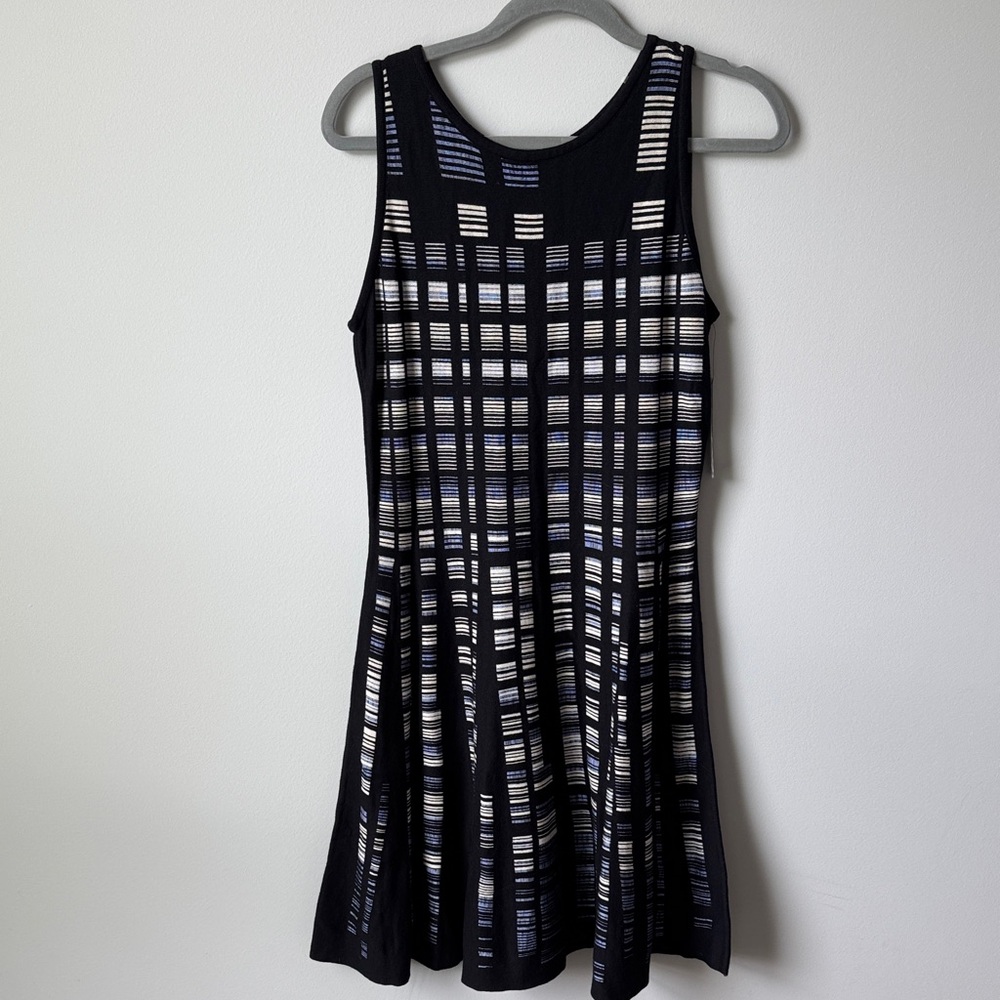 NIC+ZOE Black, White, and Blue Patterned Knee-Length Sleeveless Dress